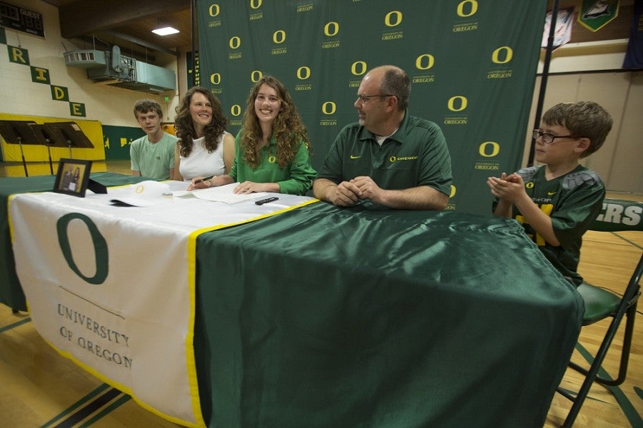 Triangle Lake student Stamps her ticket to the UO Oregon News