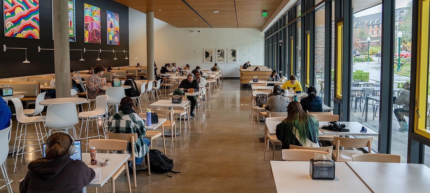 UO dining room with students sitting at tables