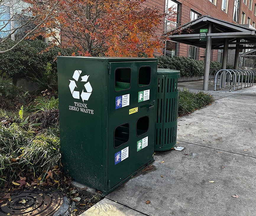 Recycling receptable on the UO campus