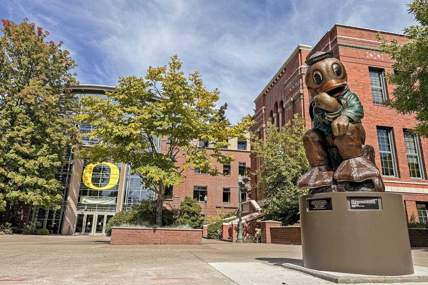 Thinker Duck statue in front of the Lundquist College of Business