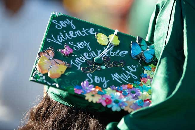 Mortar board that says Soy Valiente, Soy Invencible, Soy Mujer (I'm Courageous, I'm Invincible, I'm Woman) Mortar board that says Soy Valiente, Soy Invencible, Soy Mujer (I'm Courageous, I'm Invincible, I'm Woman)