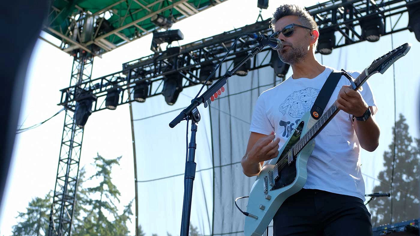 Dave Depper playing the guitar