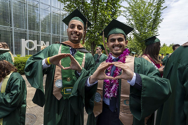 2021 UO Grads throwing the 'O'