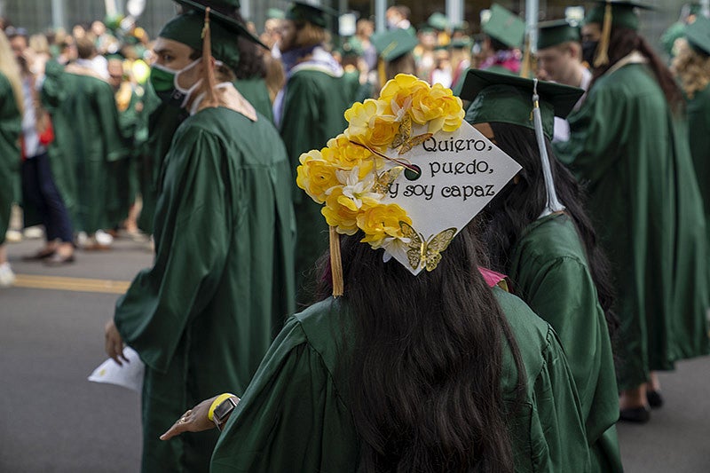 A graduation cap in Spanish reading "I want, I can, I am able"