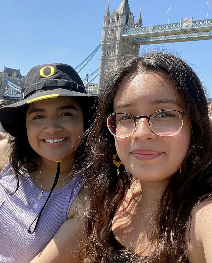 UO students on a Thames River cruise 