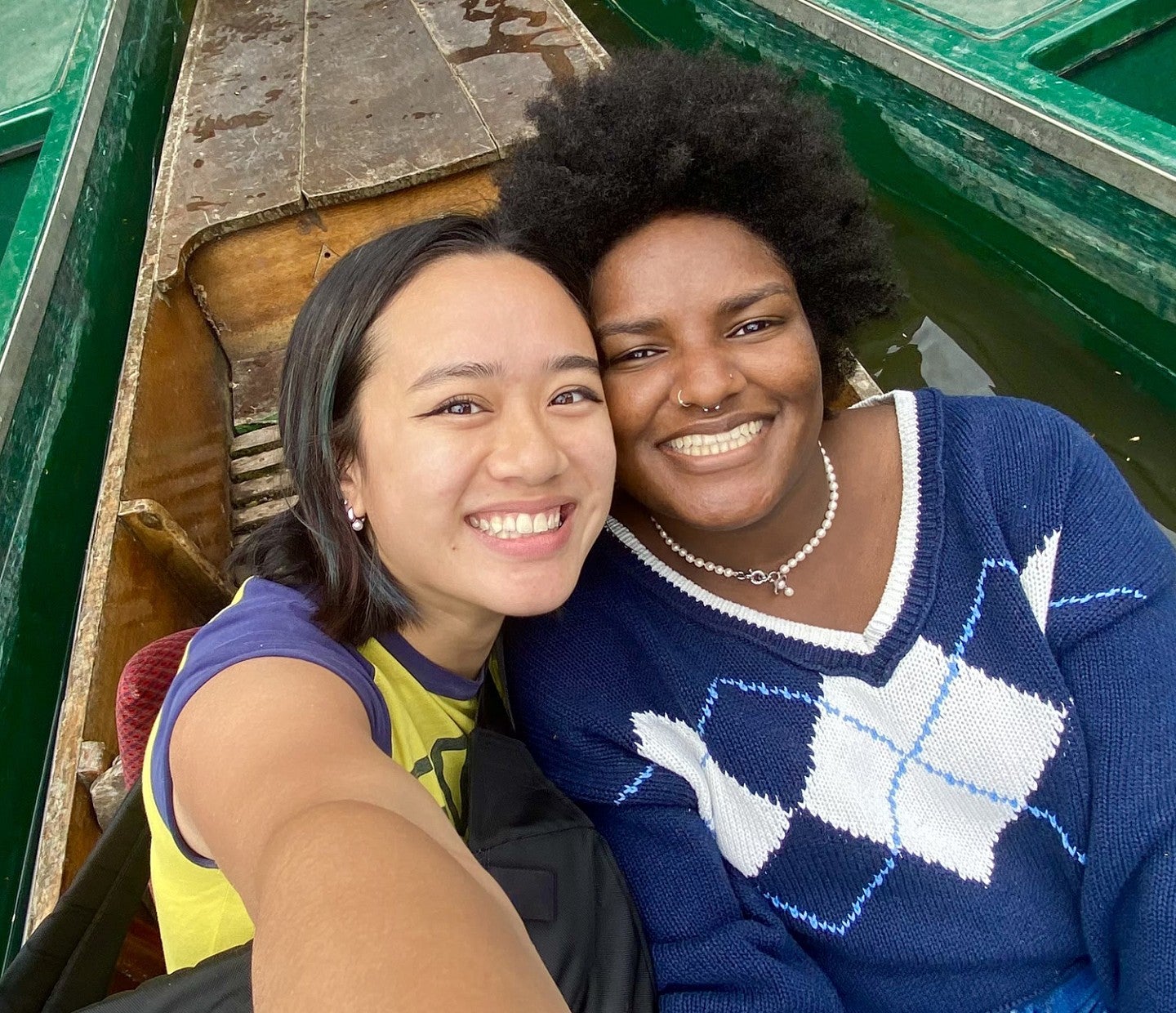 PathwayOregon scholars enjoy a boat ride in Oxford