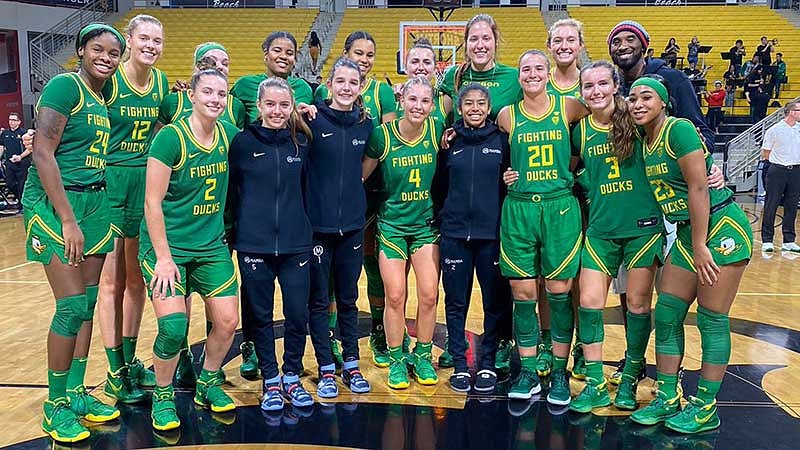 Kobe and Gianna Bryant with the University of Oregon women's basketball team