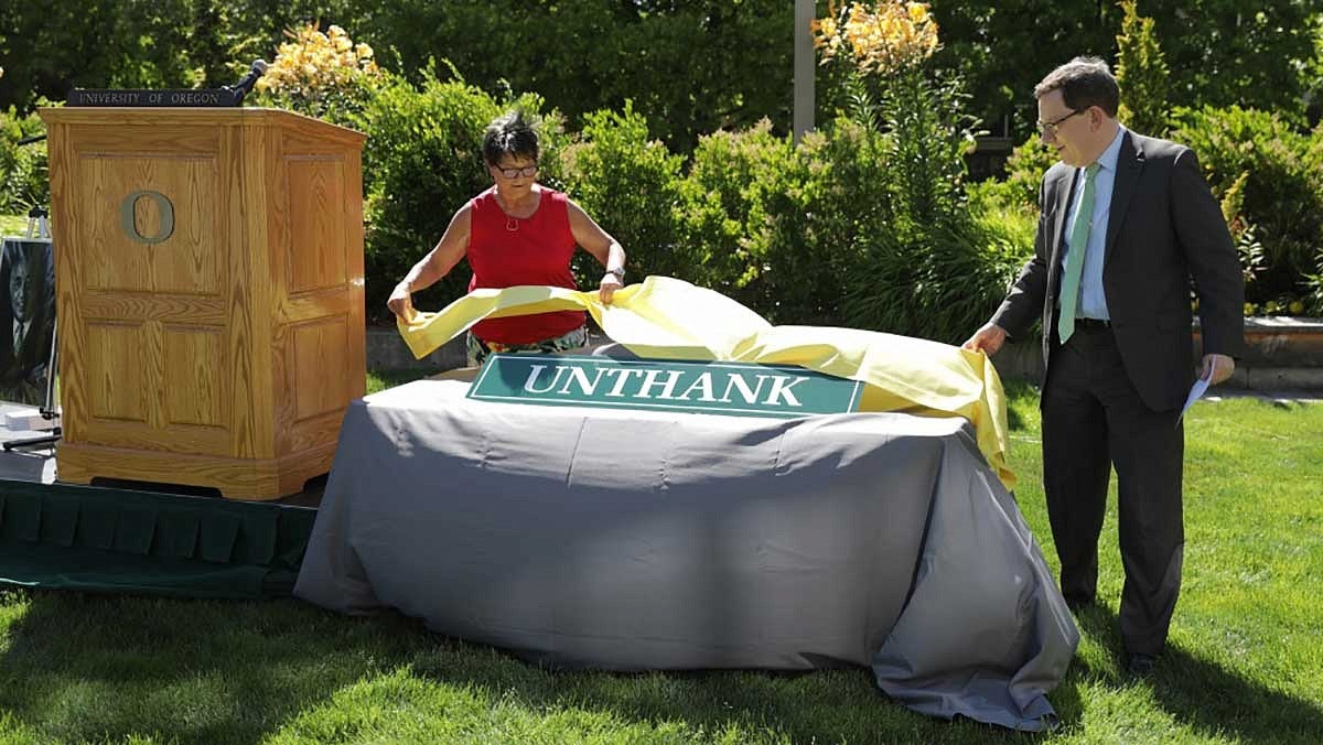 Libby Unthank Tower (DeNorval Unthank Jr.’s daughter) and President Michael Schill unveiling the new Unthank Hall