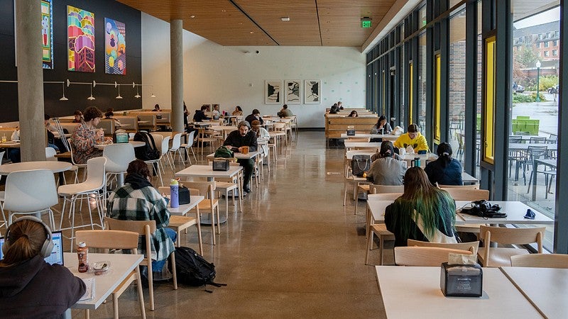 UO dining room with students sitting at tables