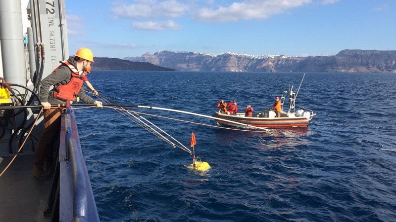 Deploying an undersea seismometer