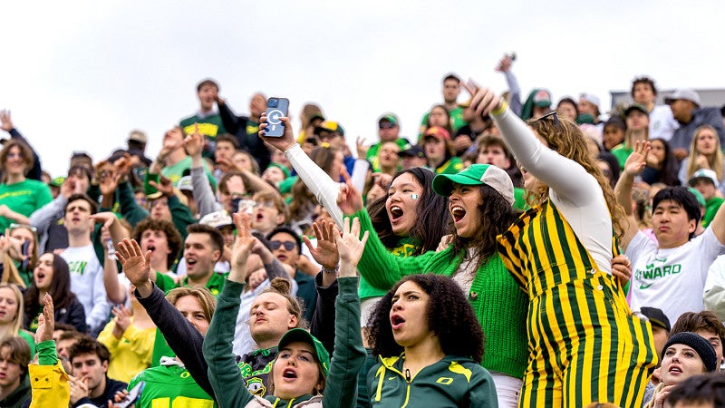 Students cheering at a UO football game