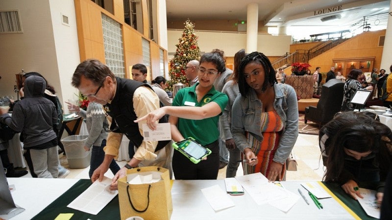 Prospective students talk with UO staff