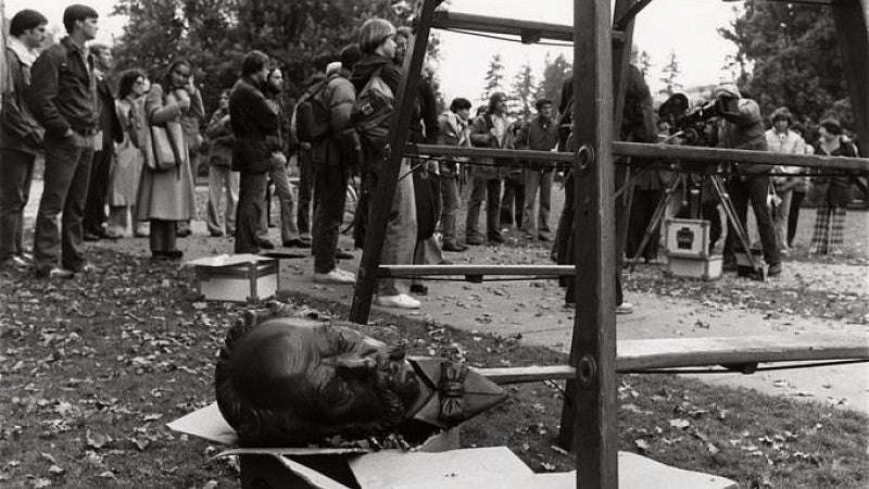 On the Memorial Quadrangle, the head of Faber College founder Emil Faber awaits its final fate as hood ornament of the Deltas’ “Deathmobile.” In the background, UO students congregate to watch the action.(Photo courtesy of University Archives Photographs)