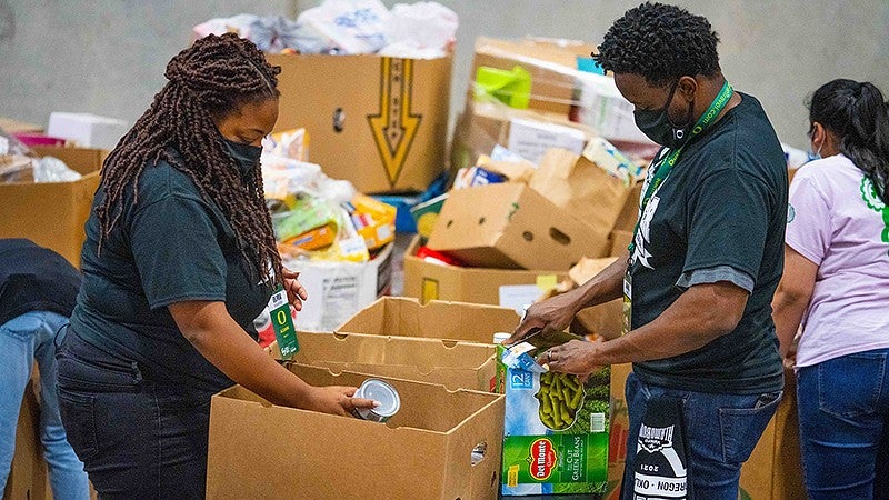 UO volunteers at a food bank