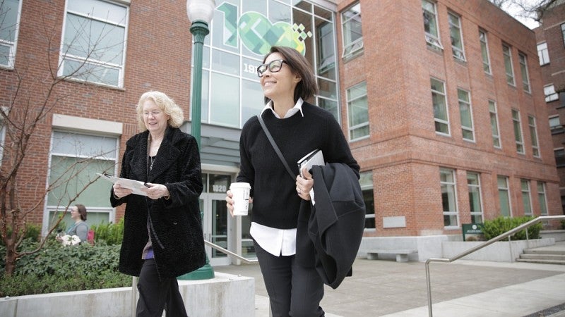 Ann Curry outside Allen Hall with journalism dean Julianne Newton