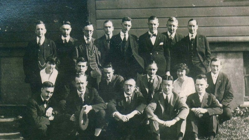 Estelle Ford Warner and UO Medical School class, c. 1918