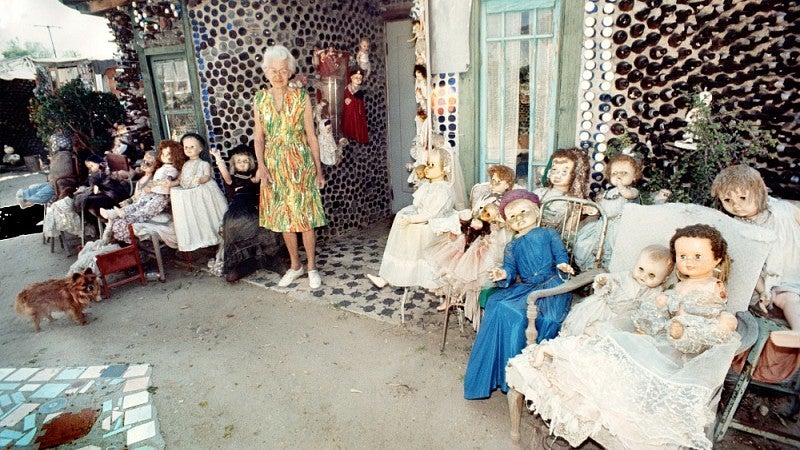 Tressa Prisbrey at her Bottle Village environment, c. 1973. Courtesy Barbra Williamson, Preserve Bottle Village.
