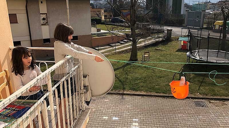 Graboyes’ daughters use a pulley system to share toys and notes with the girls next door