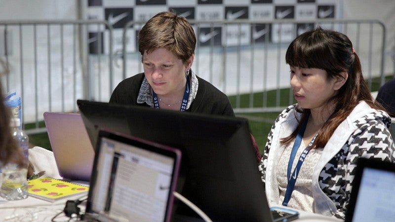 Lori Shontz and a student in the advanced reporting class