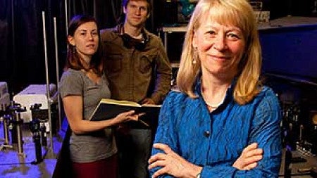 Geri Richmond with two students in the lab