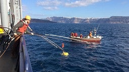 Deploying an undersea seismometer