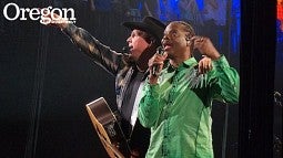 Robert Bailey performing with Garth Brooks (Blues John Photography)