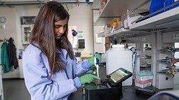 Marian Hettiaratchi in the lab