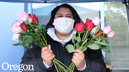 Sarai Villalobos, a UO lead field supervisor with Oregon Saludable: Juntos Podemos, which supports SARS-CoV-2 testing for underserved Latinx communities, handed out roses to mothers getting tested on Mother’s Day weekend (Eliza Loera)