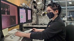 Grad student Checkers Marshall working in the Brozek lab