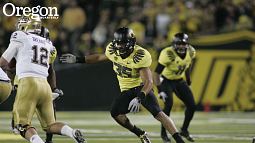 Paysinger makes a tackle. Photo by Eric Evans/goducks.com