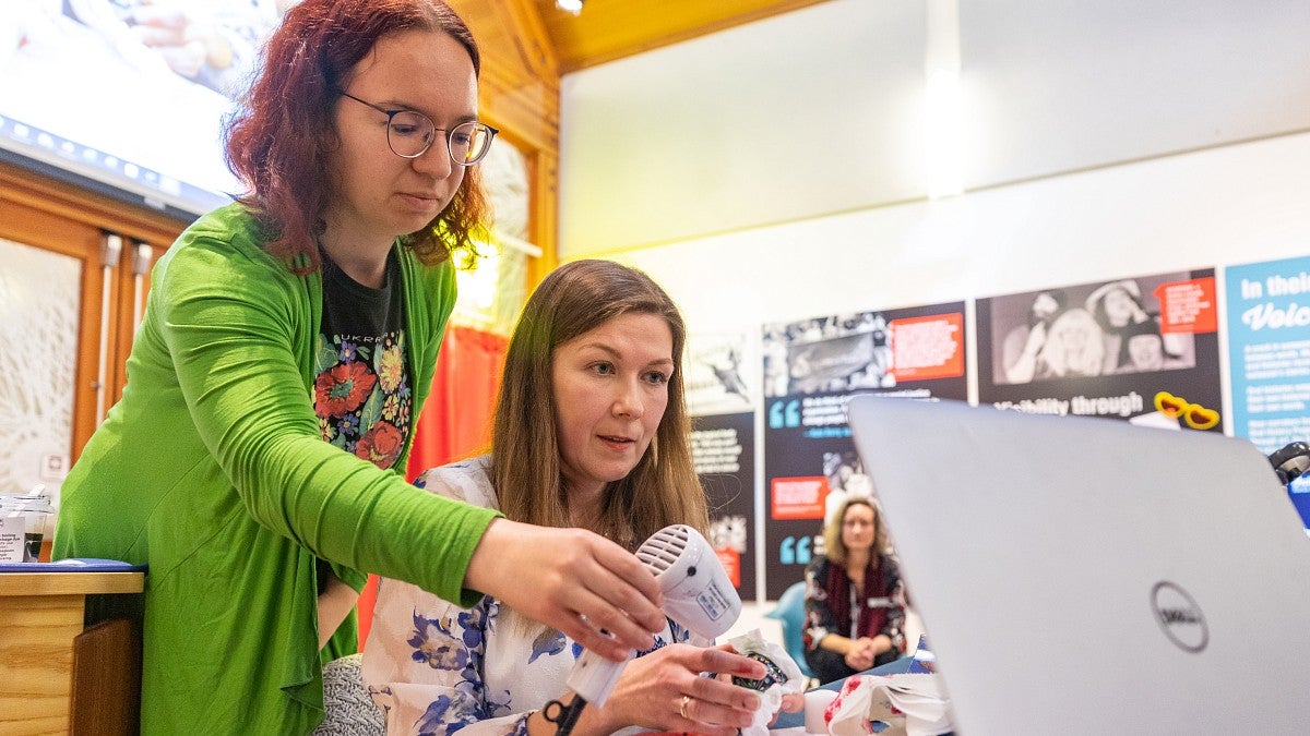 Ukrainean scholar Iryna Stavynska (left) helps with a project in pysanka, the Ukrainian art of egg decorating. (Photo by Molly McPherson, courtesy of The Daily Emerald)