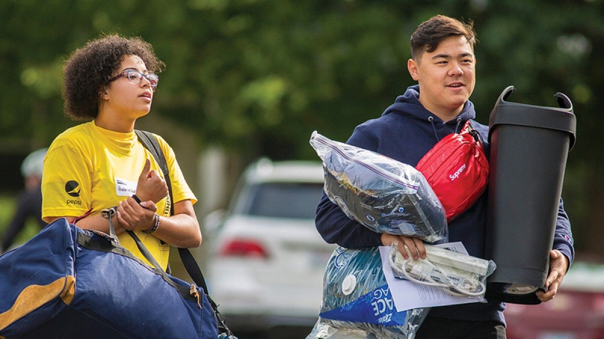 Students moving into residence halls