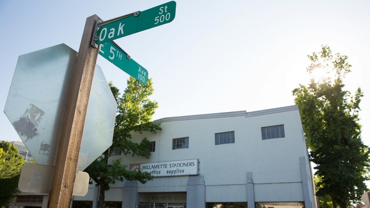 Street sign in front of 510 Oak St.