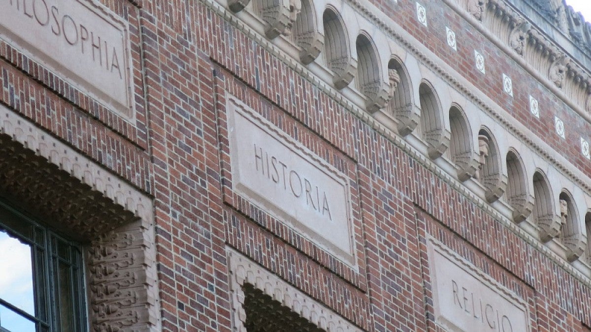 Knight Library facade