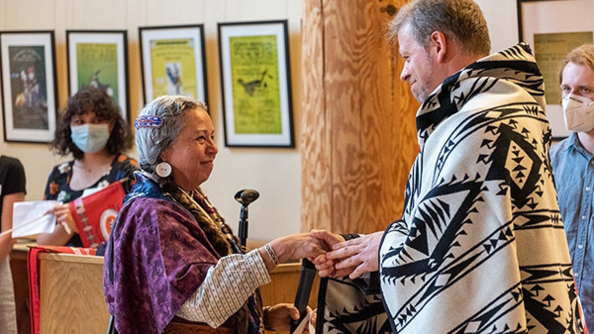 Bobbie Conner, director of the Tamástslikt Cultural Institute, presented a blanket to UO law professor Michael Moffitt at the Many Nations Longhouse on June 3, 2022.