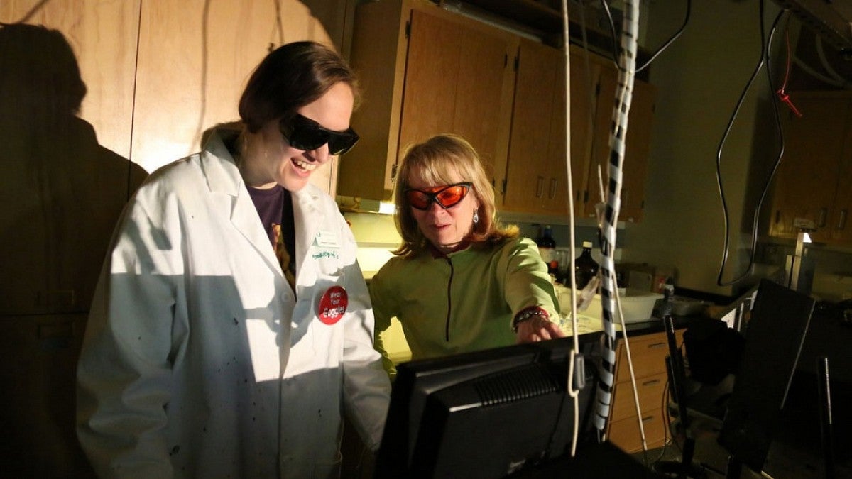 Geri Richmond in lab with grad student
