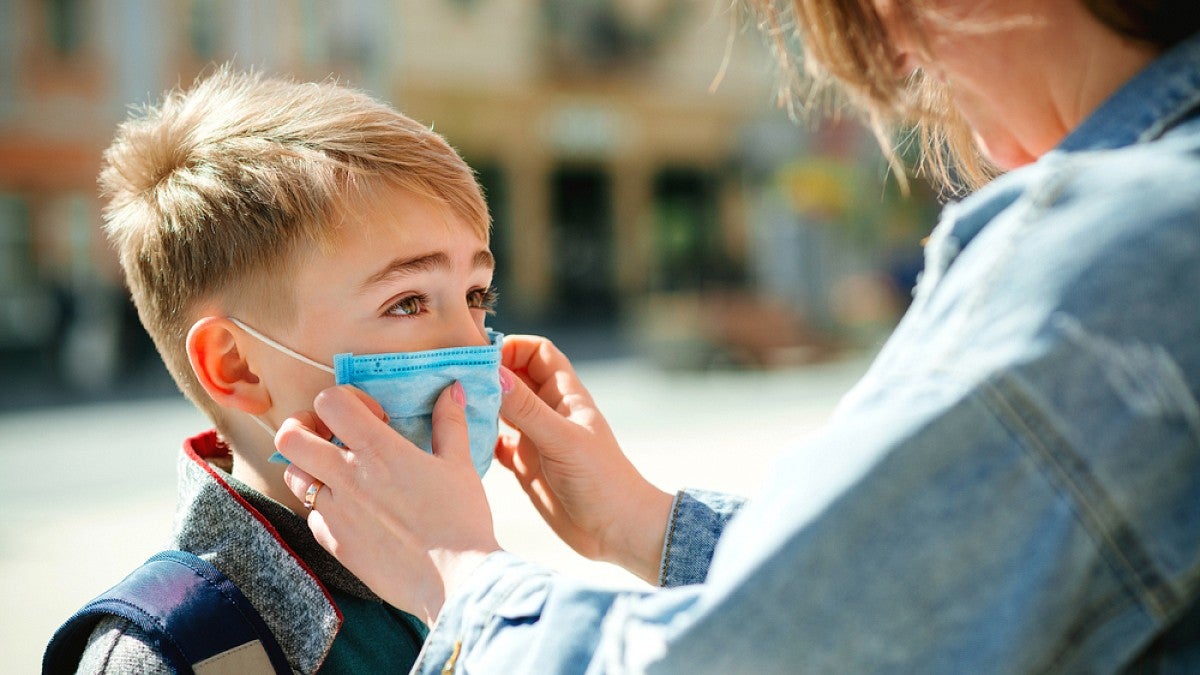 Child wearning face mask