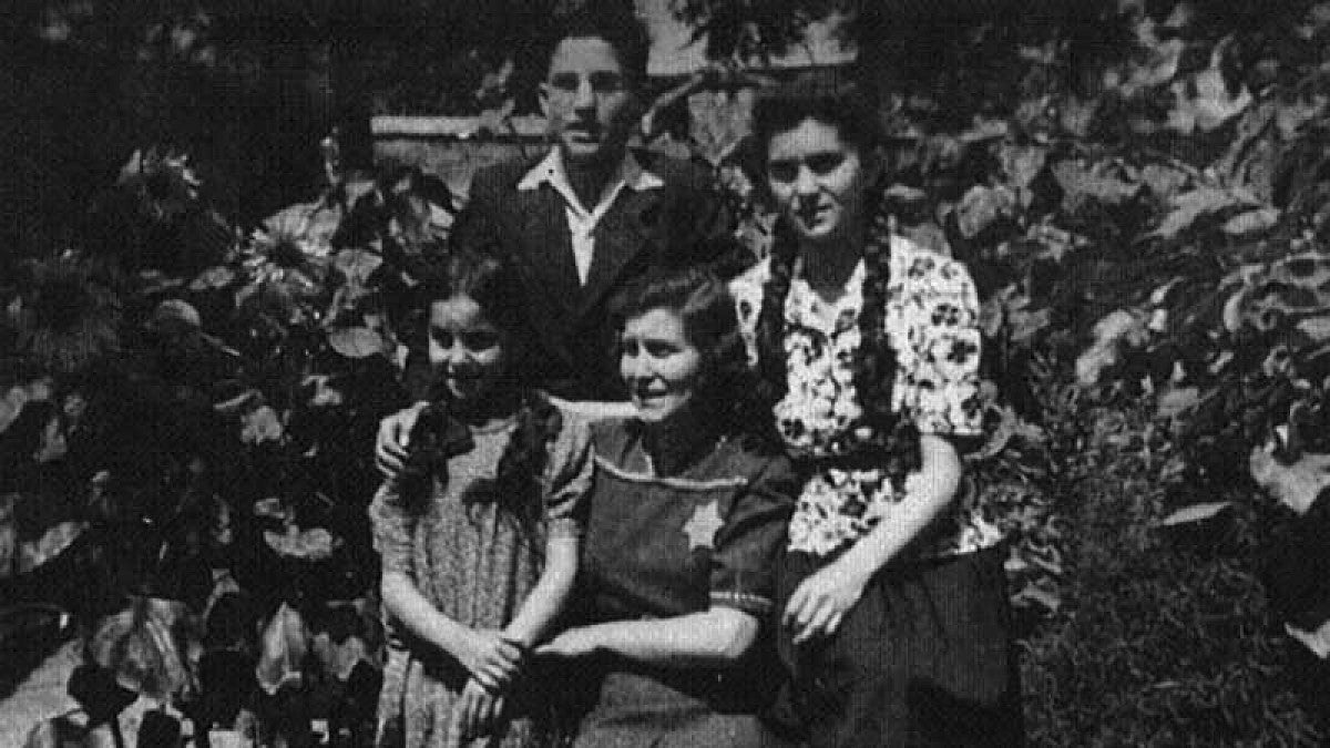 Les Aigner with his mother and sisters