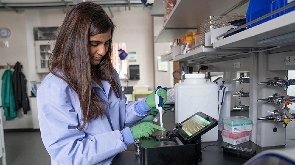 Marian Hettiaratchi in the lab