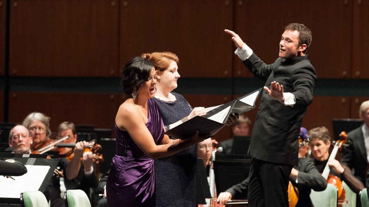 Matthew Halls conducting an Oregon Bach Festival concert.
